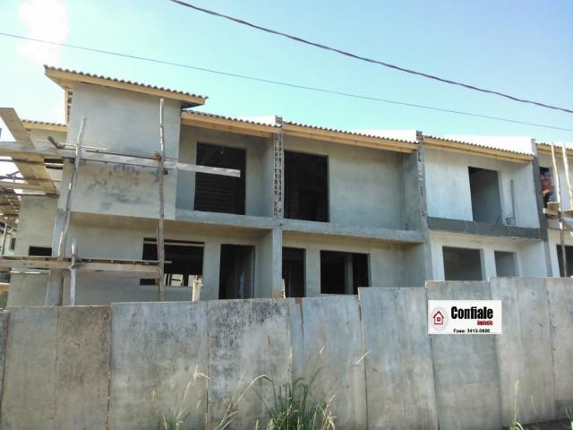 Sobrados - 2 Dorm.<br />Colina do Sol<br />CAXIAS DO SUL<br /><br /><p>Confiale Imóveis vende sobrado com entrada individual, 02 quartos, 02 banheiros, sala e cozinha integradas, estacionamento para 01 carro, área de pátio nos fundos. Piso Laminado, cerâmico nas áreas frias, água quente, gás individual, sacada no quarto de casal.</p> (08/08/2016)