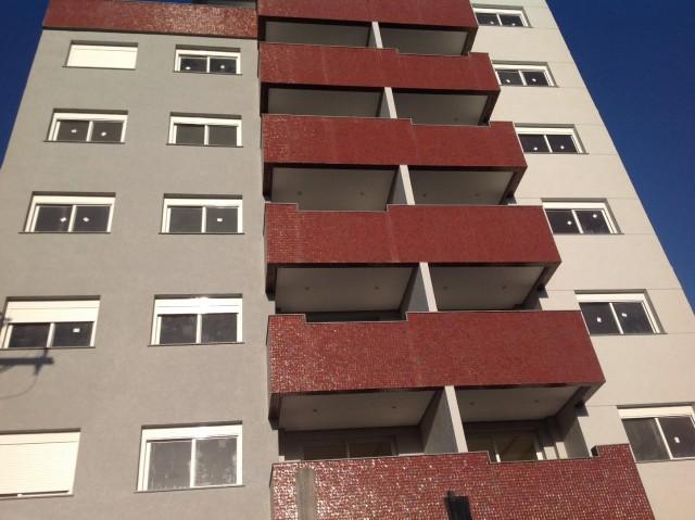 Apartamentos - 2 Dorm.<br />Sagrada Família<br />CAXIAS DO SUL<br /><br /><p>Confiale vende excelente apartamento com 02 dormitórios com suíte, sala 2 ambientes com sacada, cozinha, área de serviço, espera para água quente, gás central, espera para split na sala e na suíte, hidrômetros individuais, churrasqueira, massa corrida, piso laminado, sacadas em pastilhas e salão de festas mobiliado.</p> (04/08/2016)